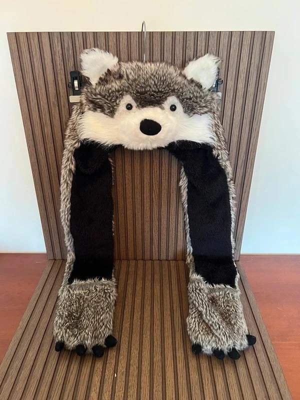 Gorro de Lobo com Cachecol e Luvas Incorporadas